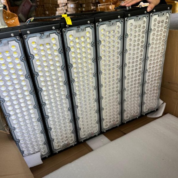 Промышленный прожектор с чипом Philips мощностью 1500 ватт